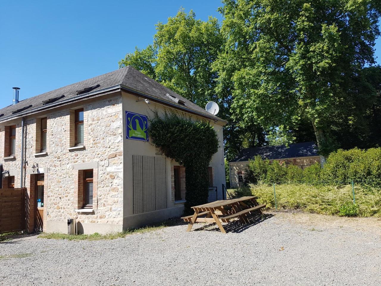 Logis Relais Des Cailleres Hotel Saint Pavace Exterior foto